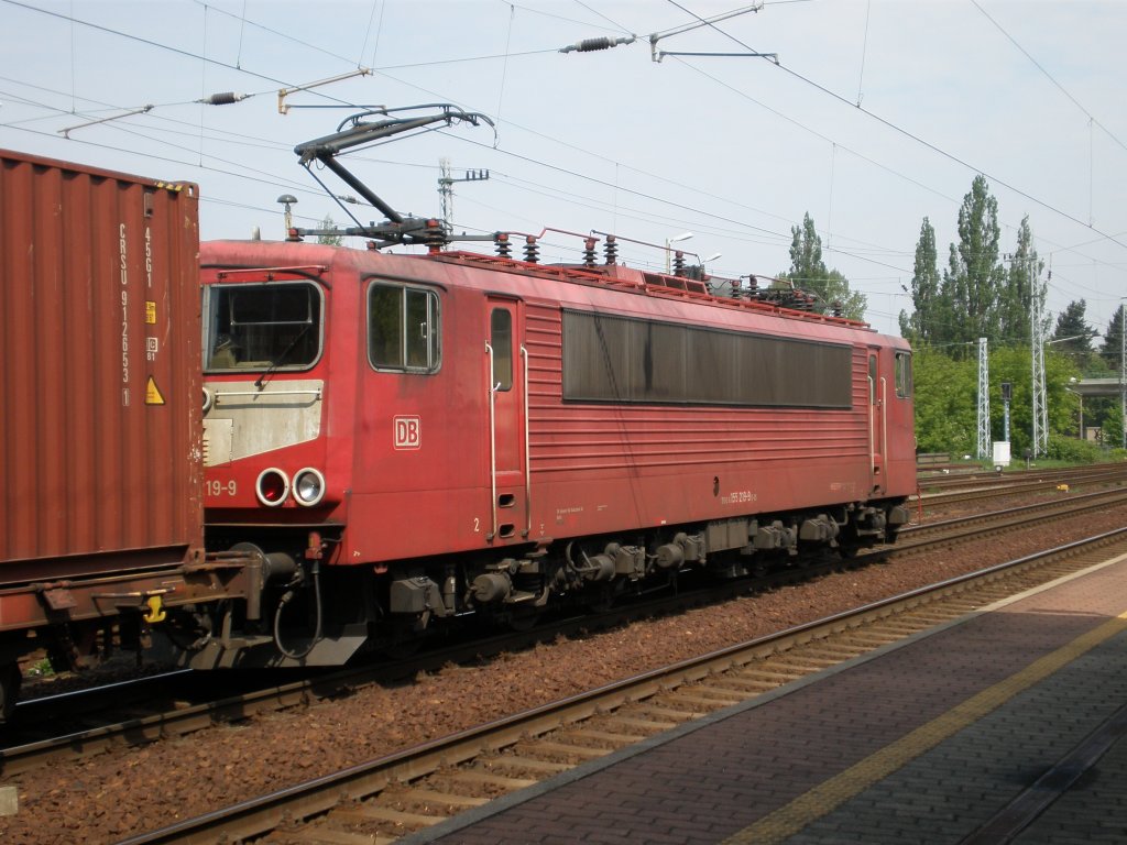 155 219 mit Containerzug nach Hamburg Waltershof in Elsterwerda hbf, 05.05.2012.