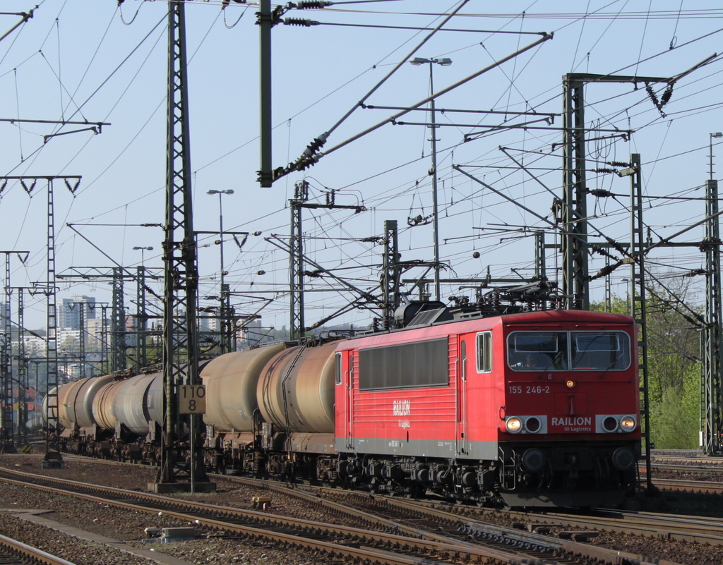 155 246 mit Kesselwagenzug am 20.04.11 in Fulda