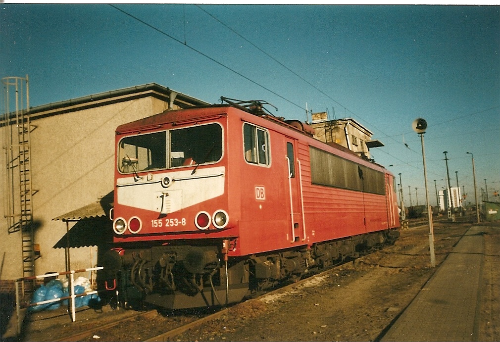 155 253 vor der ehmaligen Lokleitung im Bh Seddin.