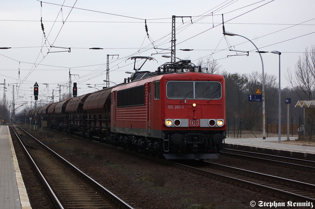 155 261-1 mit einem Getreidezug in Priort. Ziel des Zuges knnte Wismar oder Rostock sein. 27.01.2012