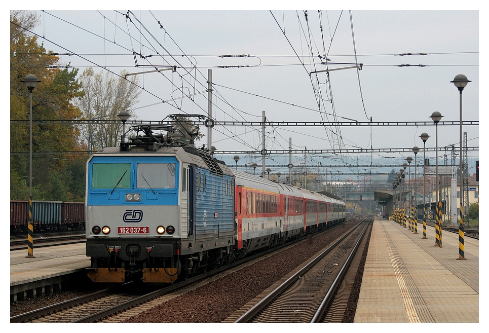 162 037-6 mit den EC 111   PRAHA   von Praha hl.n. nach Warszawa 