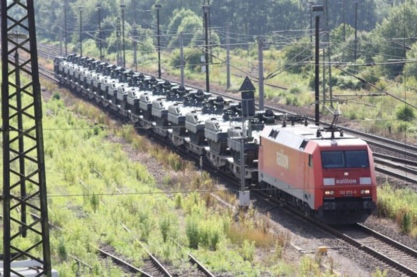 17.06.2009 ein unbewachter Armeezug wartet auf seine Weiterfahrt in Naumburg