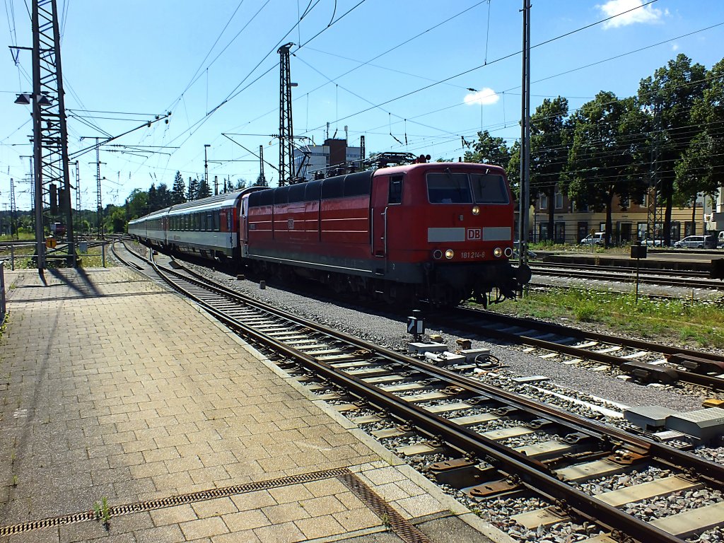 181 214  Mosel  fhrt am 31.7.13 mit einem Intercity nach Zrich in Singen ein. Die Intercities auf der Gubahn haben sich zwischenzeitlich wohl zu einer Hochburg der Zweisystemloks entwickelt. Am 31.7.13 waren dort mindestens zwei im Einsatz, nach  DREHSCHEIBE -Informationen allerdings auch schon bis zu vier.