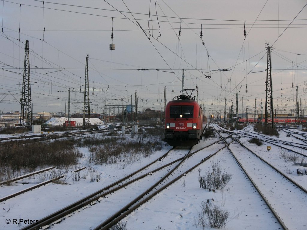 182 001-8 fhrt in Leipzig HBF mit den RE 10 28174 aus Cottbus 21.12.09
