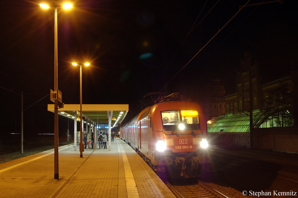 182 001-8 mit dem RE2 (RE 37387) von Rathenow nach Cottbus in Rathenow. 26.11.2011