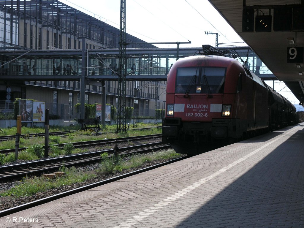 182 002-6 durchfhrt Regensburg HBF mit ein gemischten Gterzug. 09.05.09