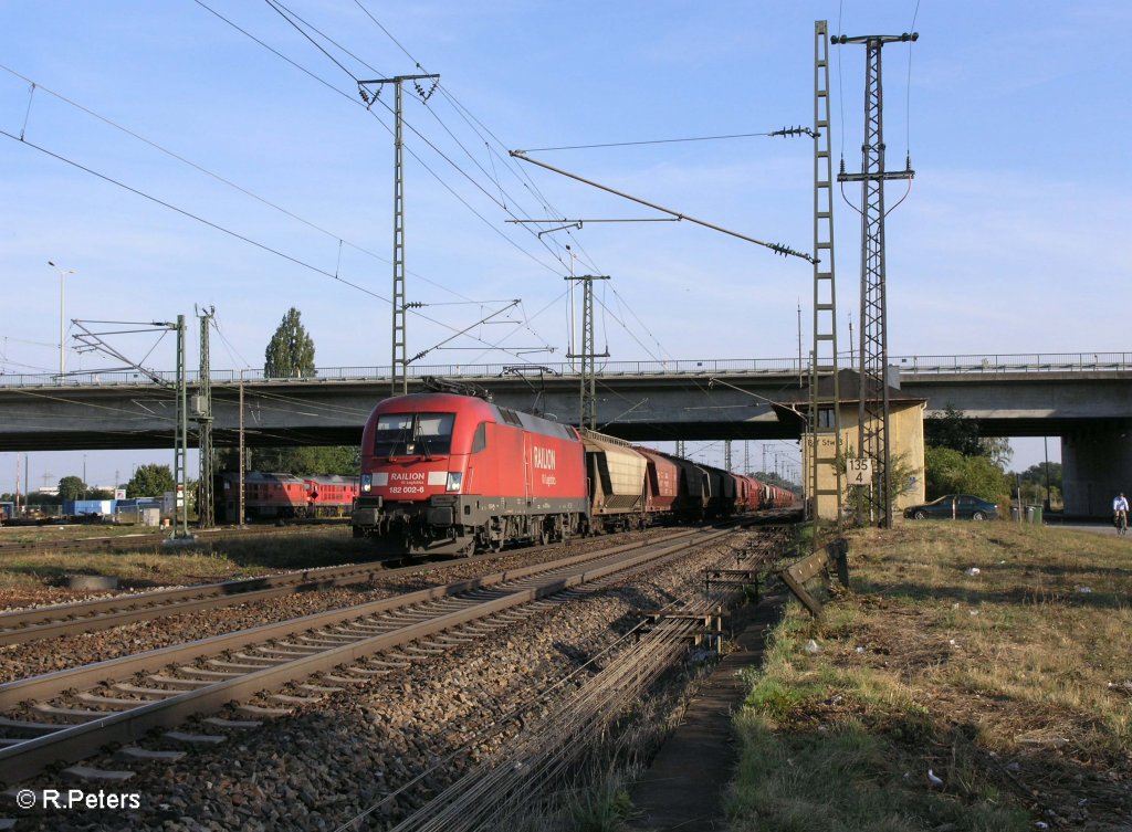 182 002-6 zieht bei Regensburg Ost ein Getreidezug. 09.09.09