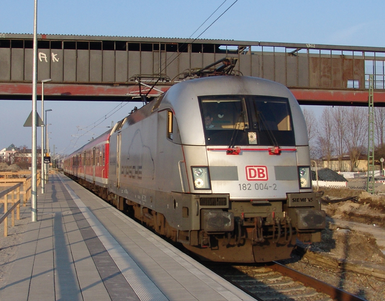 182 004-2 mit RE18591 von Warnemnde nach Berlin Hbf(tief)bei der Durchfahrt im Hp Warnemnde-Werft.(27.03.2011)