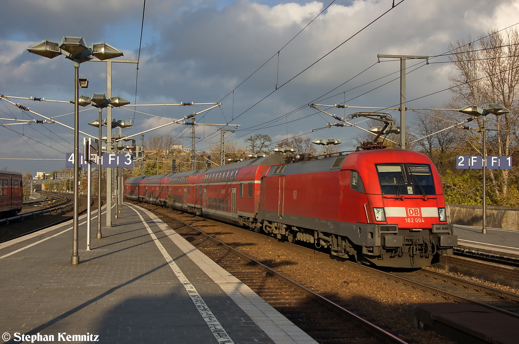 182 004 mit dem RE2 (RE 37381) von Wismar nach Cottbus, bei der Ausfahrt in Berlin Zoologischer Garten. 09.11.2012