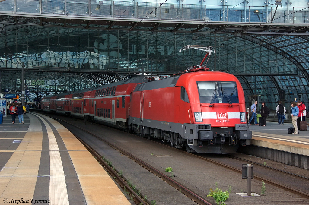 182 005 schiebt ihren RE2 (RE 37410) von Cottbus nach Wittenberge in den Berliner Hbf rein. 16.07.2012