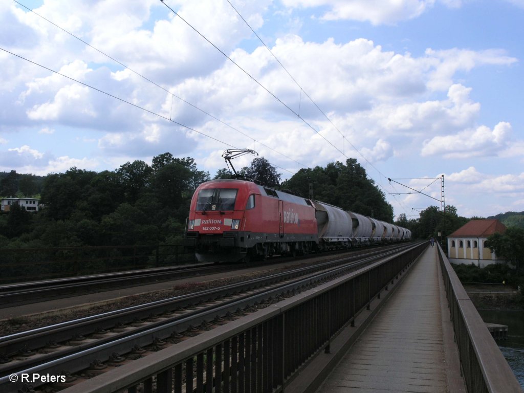 182 007-5 zieht ein Staubbehlterzug ber die Donaubrcke bei Regensburg. 20.06.09