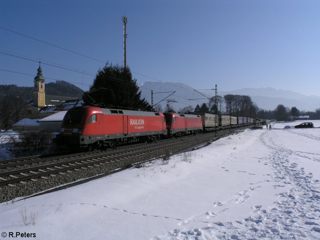 182 010+014 ziehen bei Niederaudorf mit einem Sattelauflieger nach Rosenheim. 16.02.10