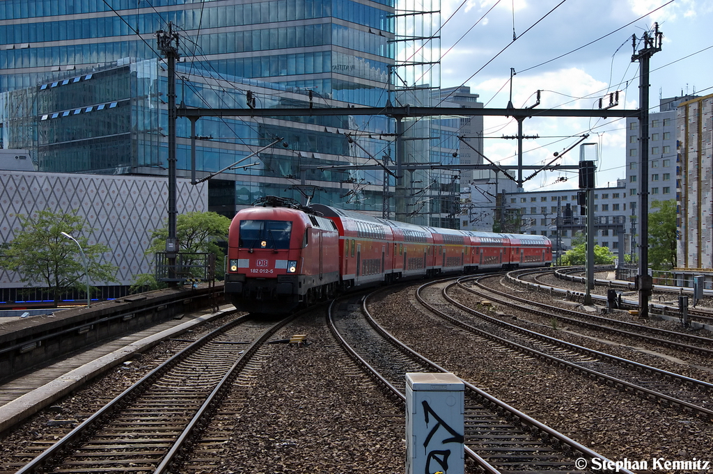 182 012-5 mit dem RE1 (RE 18181) von Berlin-Charlottenburg nach Frankfurt(Oder), bei der Einfahrt in den Bahnhof Berlin Zoologischer Garten am 14.08.2012. Ab den 09.12.2012 kann man den RE1 dann so bewundern. Die 182er wechseln von dem RE2 zum RE1 und es werden mit umgebaute fnfer Dostos Garnituren gefahren.