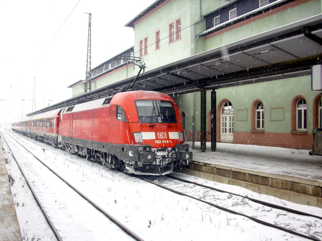 182 014-1 vom Schneegest�ber gezeichnet. Zum Fahrplanwechsel am 10.12.2010 setzte die DB auf der RB-Linie 20 (Eisenach - Halle (S) Lokomotiven der Baureihe 182 ein.
Hier zu sehen die RB 16317 nach Halle (S)Hbf am 21.12.2010 beim Halt in Naumburg Hbf.