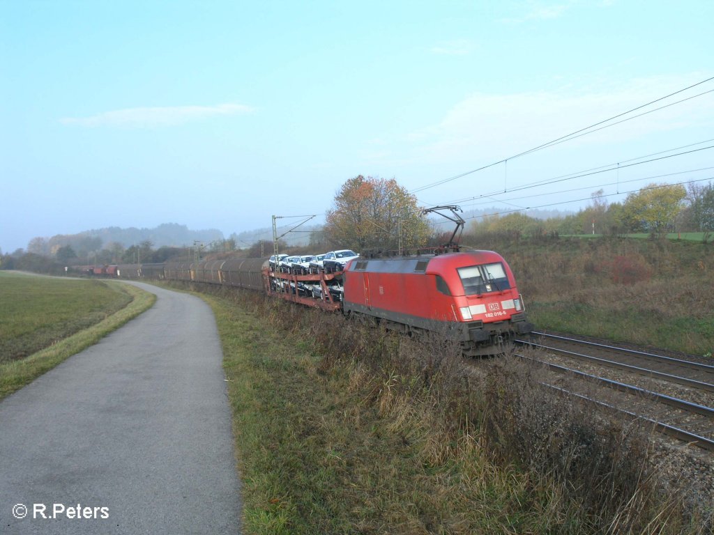 182 016-6 zieht bei Plling ein gemischten Gterzug durch die Kurve. 25.10.08