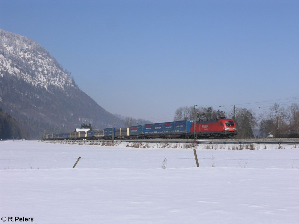 182 023 zieht bei Niederaudorf ein  paneuropa  zum Brenner. 16.02.10