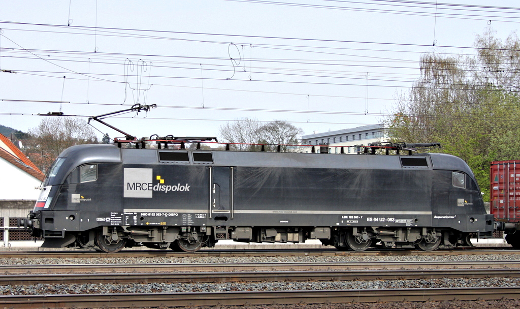 182 563 mit Containerzug am 17.04.12 in Fulda