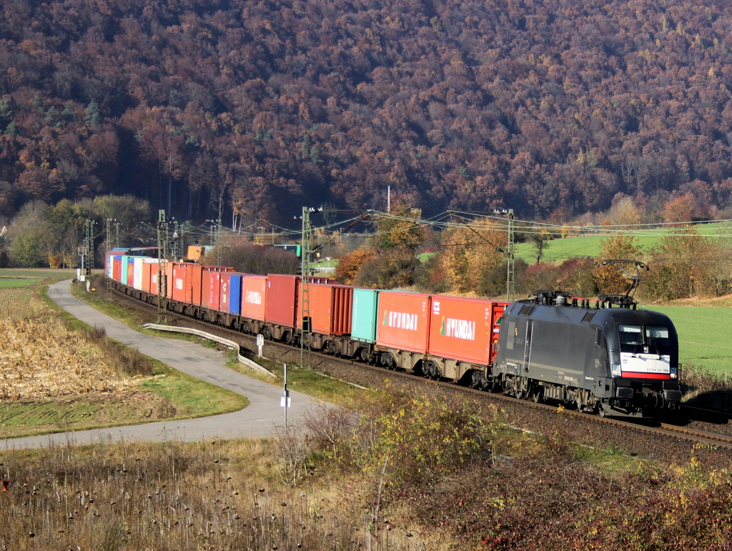 182 565 mit Containerzug am 06.11.11 bei Harrbach