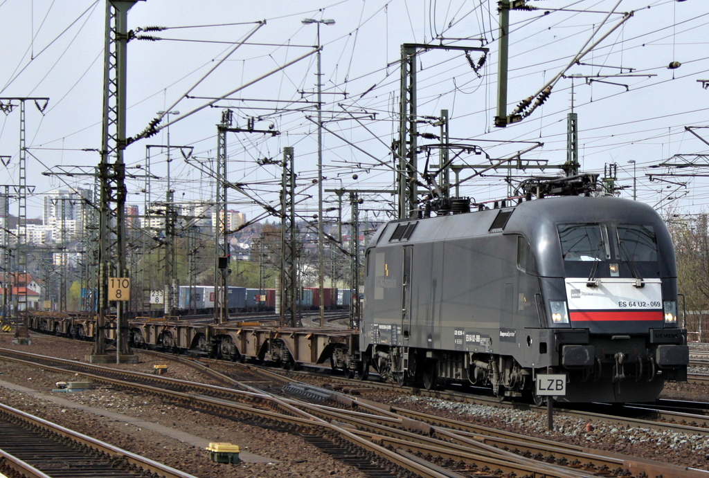 182 569 von boxxpress mit Containerzug am 17.04.12 in Fulda