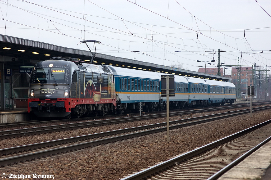 183 001-7 mit dem VX 81142 von Plauen(Vogtl) ob Bf nach Berlin Zoologischer Garten in Berlin-Schnefeld Flughafen. 28.12.2011