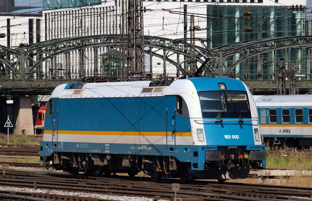 183 002-5 rangierte am Morgen des 26.7.11 im Mnchener Gleisvorfeld hin und her.