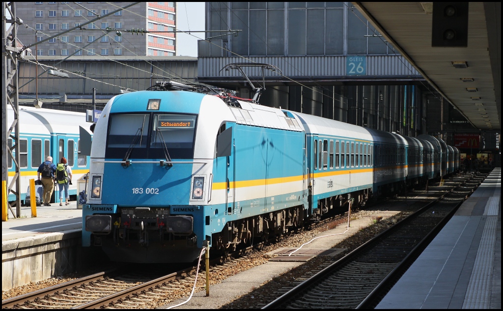 183 002 mit ALEX nach Schwandorf am 23.08.11 abfahrbereit im Mnchener Hbf