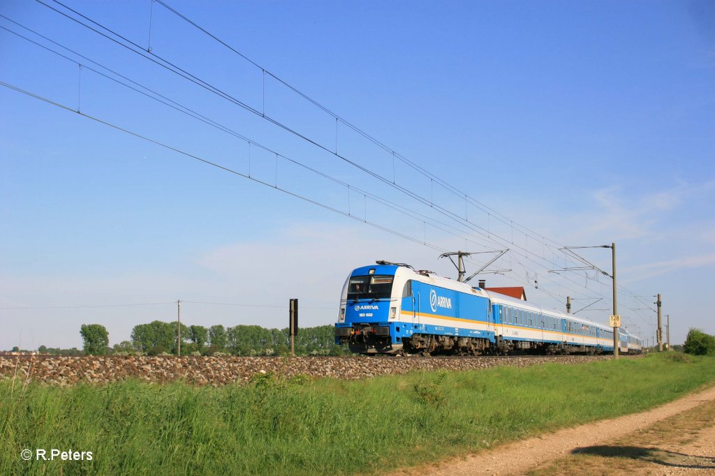 183 002 mit den ALX84112 nach Regensburg bei Kfering. 07.05.11