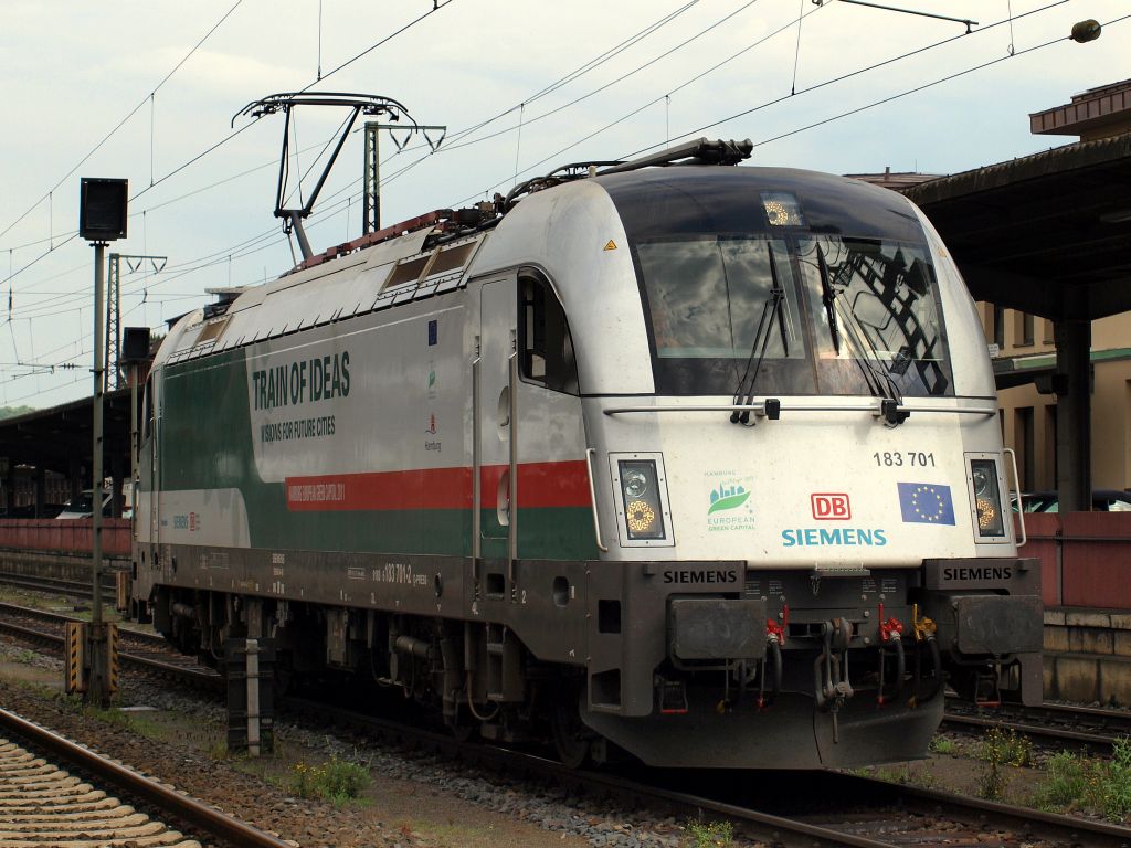 183 701-2 machte im Wrzburger Hbf eine kleine Pause und wartete darauf das die Fahrstrae gestellt wird. Sie fhrt im Auftrag der RTS und kam aus Mnchen Pasing um einen Gterzug aus Wrzburg-Zell abzuholen. Gru an den TF !!