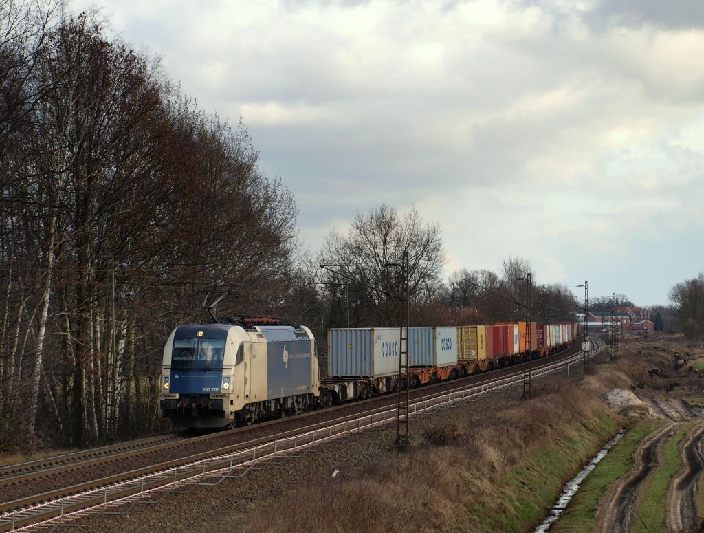 183 705 der Wiener Lokalbahn zog einen Containerzug durch Grevelau am 10.3.12