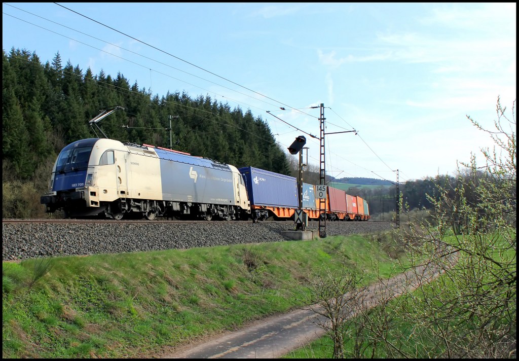 183 705 der WLC mit Containerzug am 18.04.13 bei Hermannspiegel