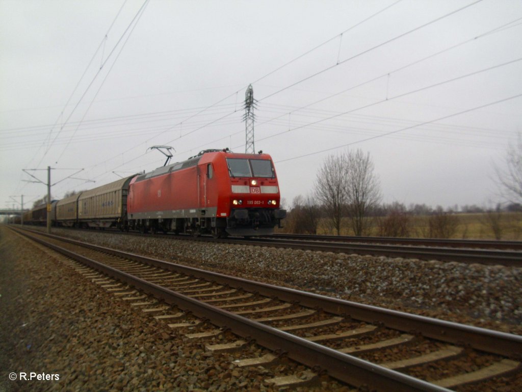 185 003-1 mit gedeckten Gterzug bei Borsdorf. 05.03.11