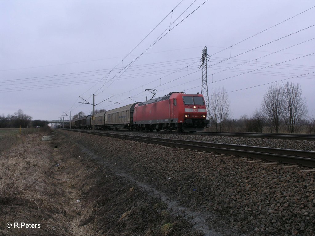 185 003-1 mit gedeckten Gterzug bei Borsdorf. 05.03.11