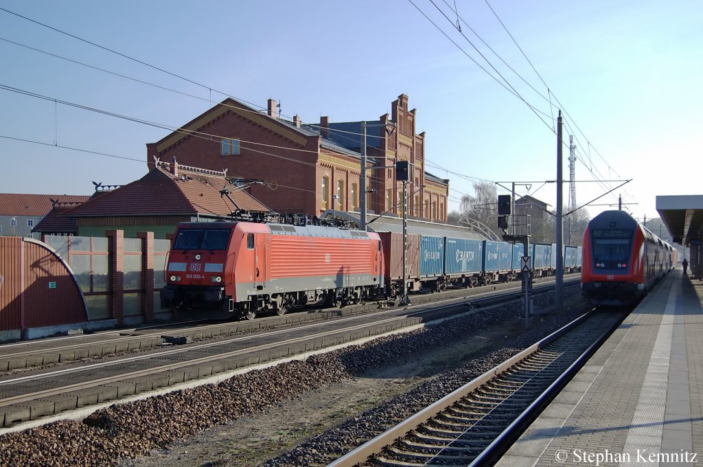 185 009-4 mit Containerzug in Rathenow in Richtung Stendal unterwegs. 05.04.2011