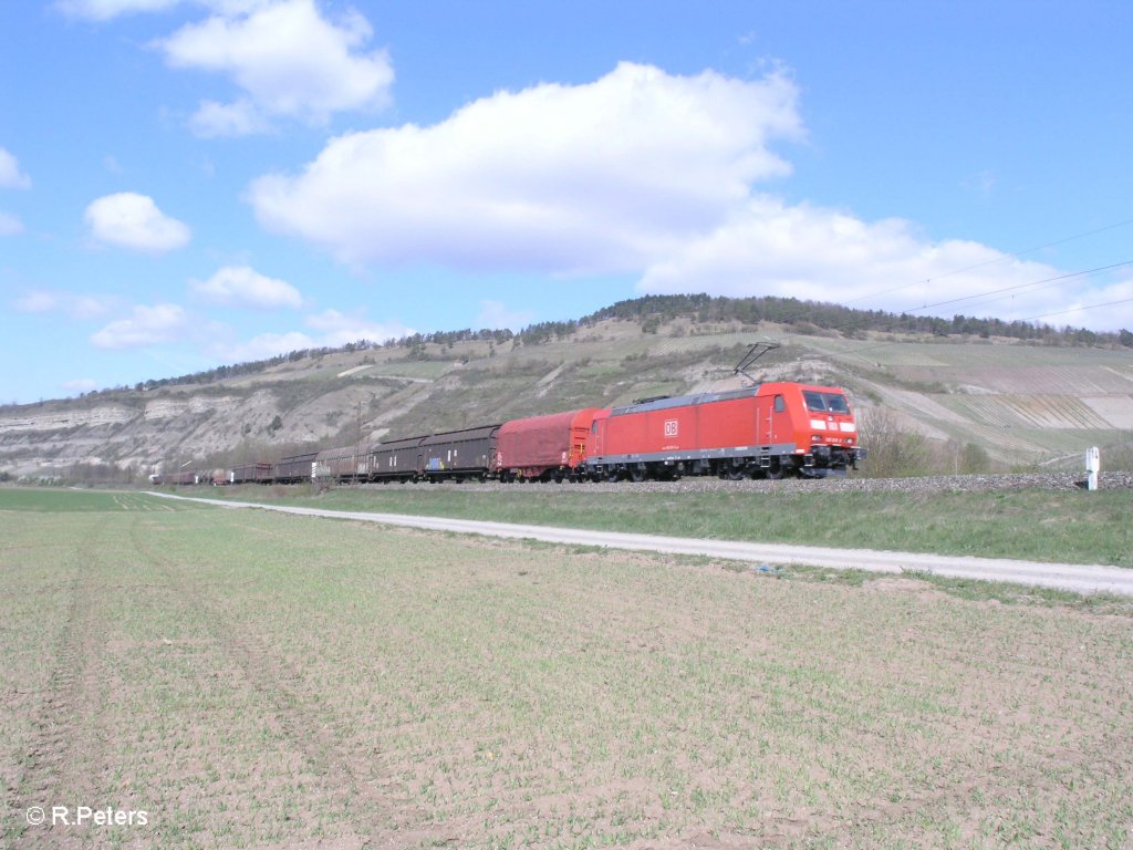 185 016-3 zieht bei Thngersheim ein gemischten Gterzug. 10.04.10