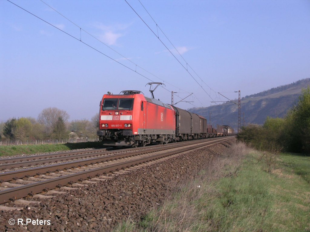 185 017-1 durchfhrt das Maintal mit ein gemischten Gterzug bei Thngersheim. 12.04.08