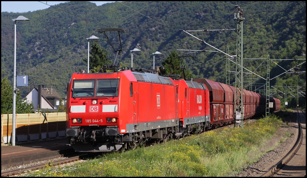 185 044 und 185 249 durchfuhren mit einem Kohlezug Kestert (Rhein) in Richtung Sden am 30.08.11