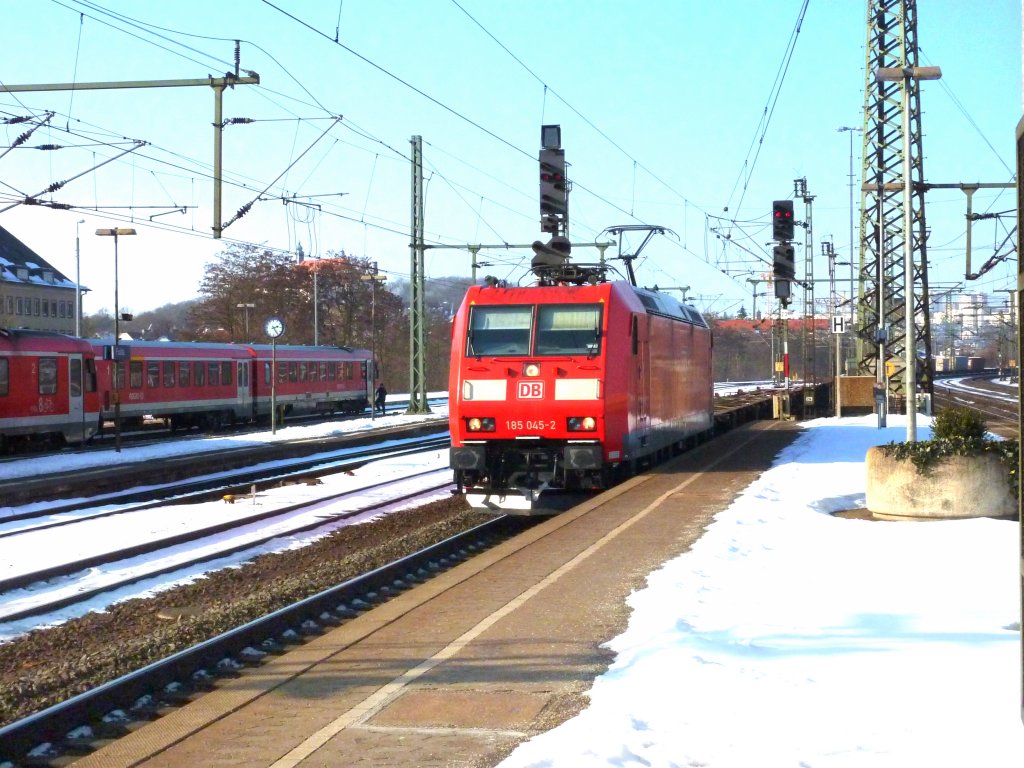 185 045-2 mit Containerzug am 16.02.10 in Fulda