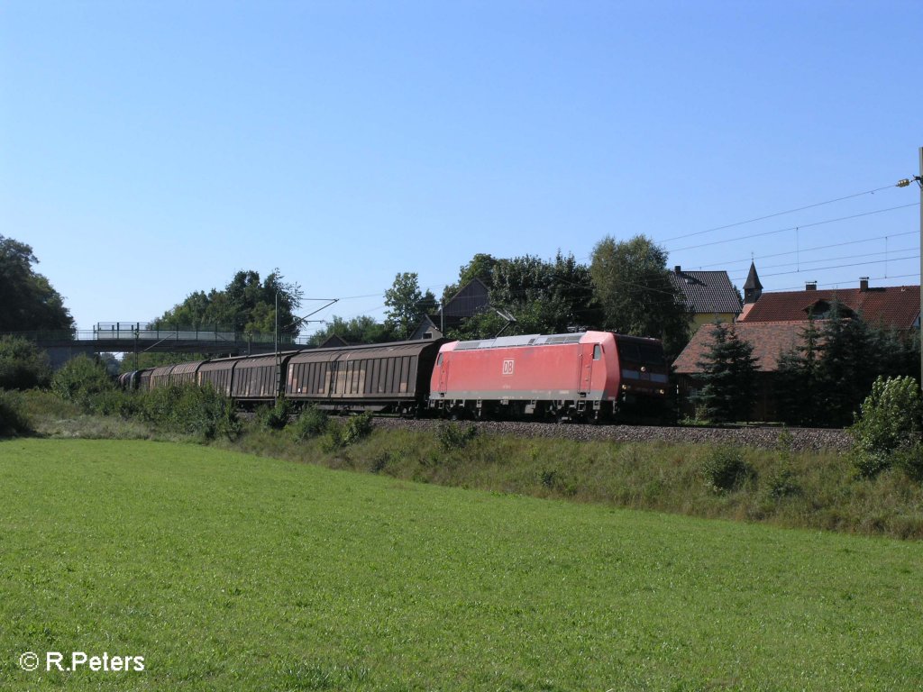 185 054-4 zieht ein gedeckten Gterzug durch die Kurve bei Edlhausen. 09.09.08