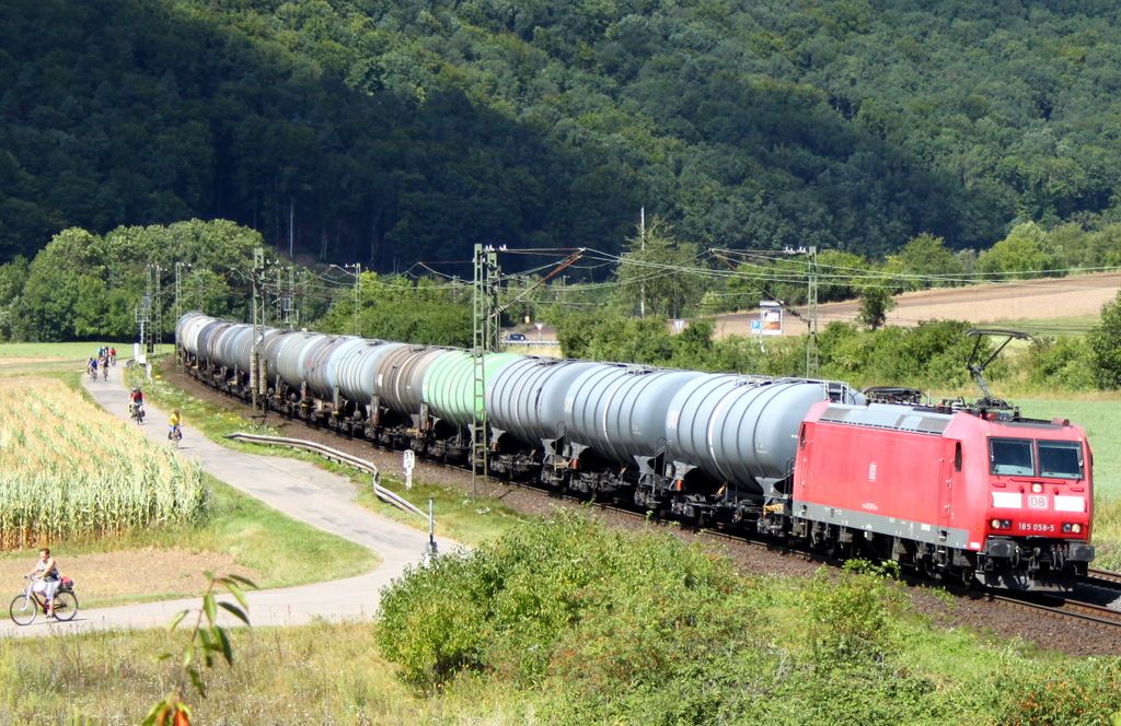 185 058 mit Kesselwagenzug am 12.08.12 bei Harrbach