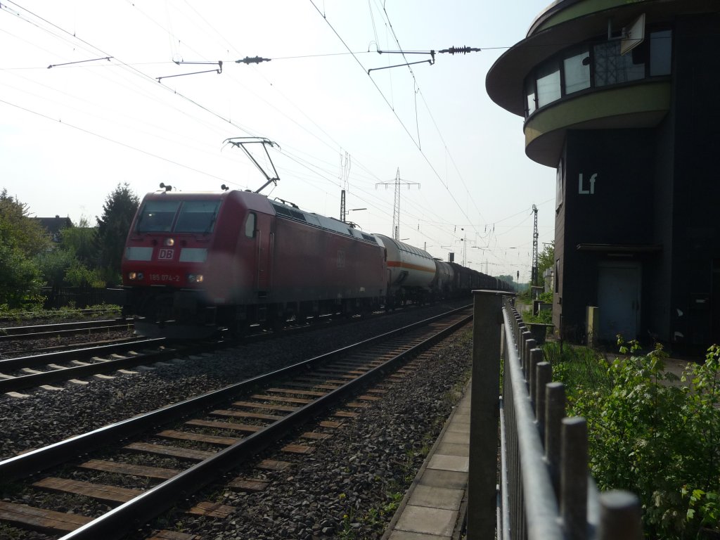 185 074 durchfhrt mit einem Gterzug die Anlagen des nicht mehr genutzten Bahnhof Ratingen-Lintorf. 21.04.2011