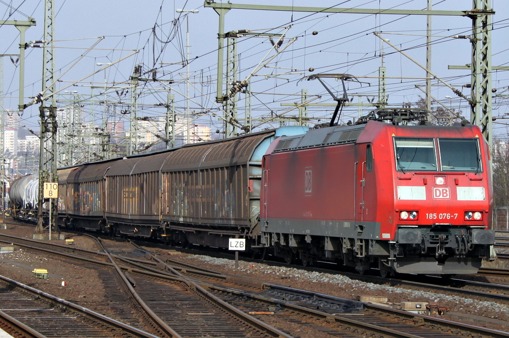 185 076-7 mit gemischtem Gterzug am 03.03.12 in Fulda