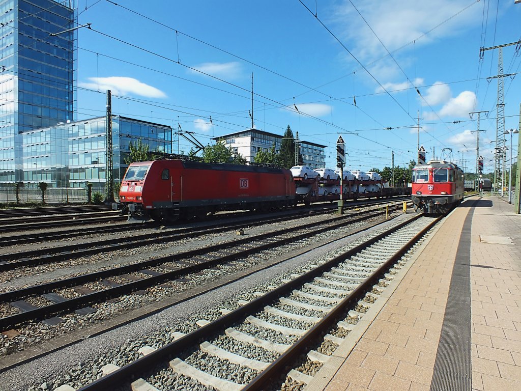 185 085 fhrt am 31.7.13 mit einem Gterzug in Singen (Htw.) ein. Rechts Re4/4 11127 der SBB.