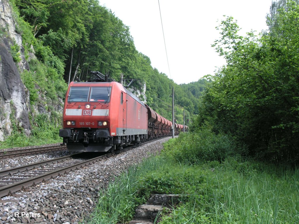 185 107-0 mit einem Scchotterzug bei Matting. 29.05.10