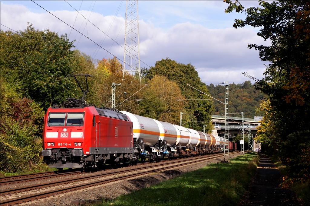 185 110 mit gemischten Gterzug nach Kln Gremberg am 10.10.12 in Siegen