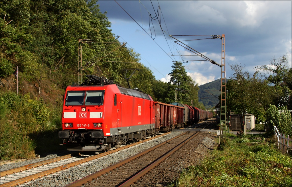 185 141 mit einem Gterzug in Richtung Hagen am 22.09.12 in Plettenberg