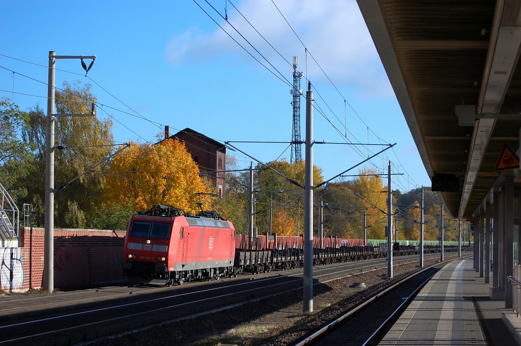 185 145-0 mit Flachwagen in Rathenow in Richtung Stendal. 26.10.2010