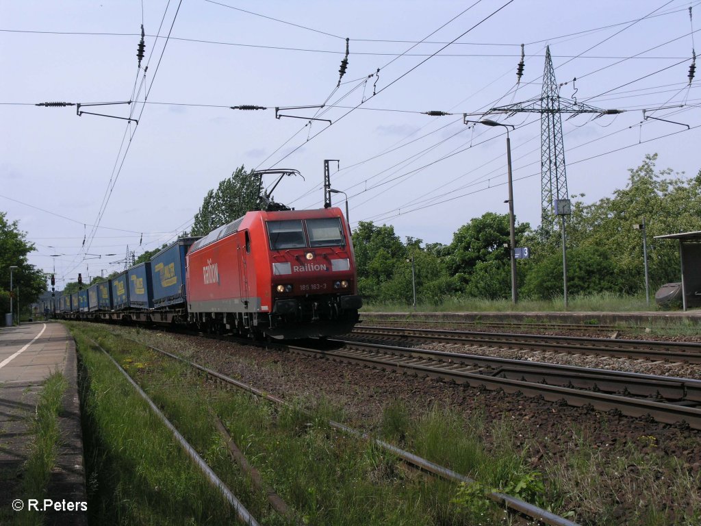 185 163-3 zieht den LKW-Walter durch Saarmund. 17.05.09