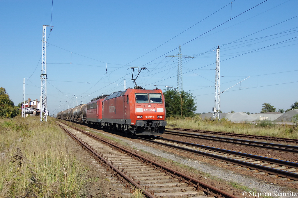 185 177-3 & 151 145-0 (kalt) mit einem Kesselzug in Satzkorn Richtung Golm unterwegs. 01.10.2011