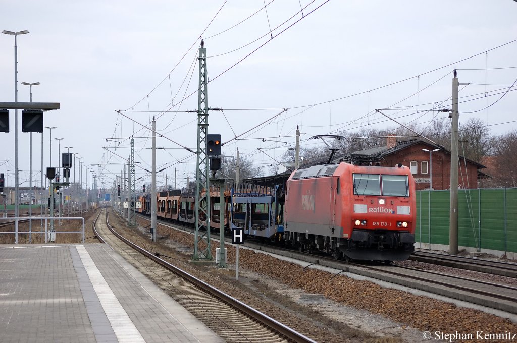 185 178-1 mit einem leeren Autotransportzug in Rathenow in Richtung Wustermark unterwegs. 10.03.2011