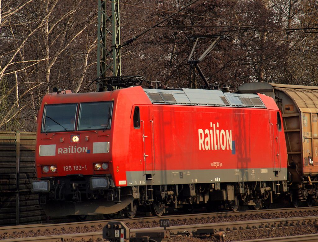 185 183-1 fuhr mit einem Transwaggon durch Harburg am 30.3.